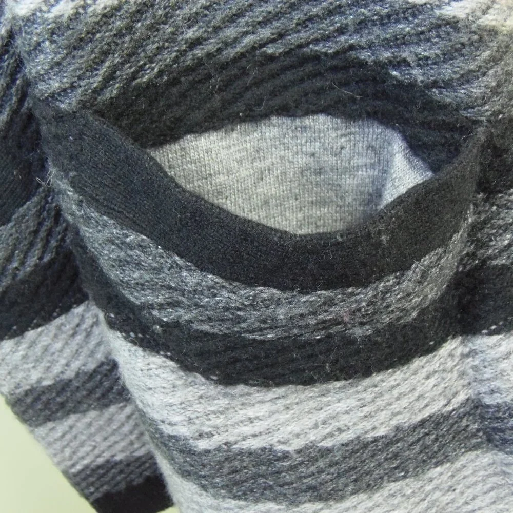 J.‎ Jill Elegant Gray w/Black Poncho Wool Blend Sz. OS and POCKETS